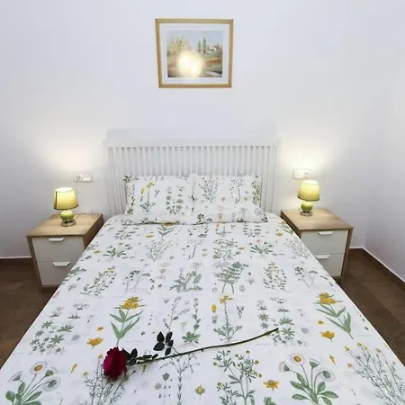 White - 100 M Beach, Wifi, Pool, 6 Pax